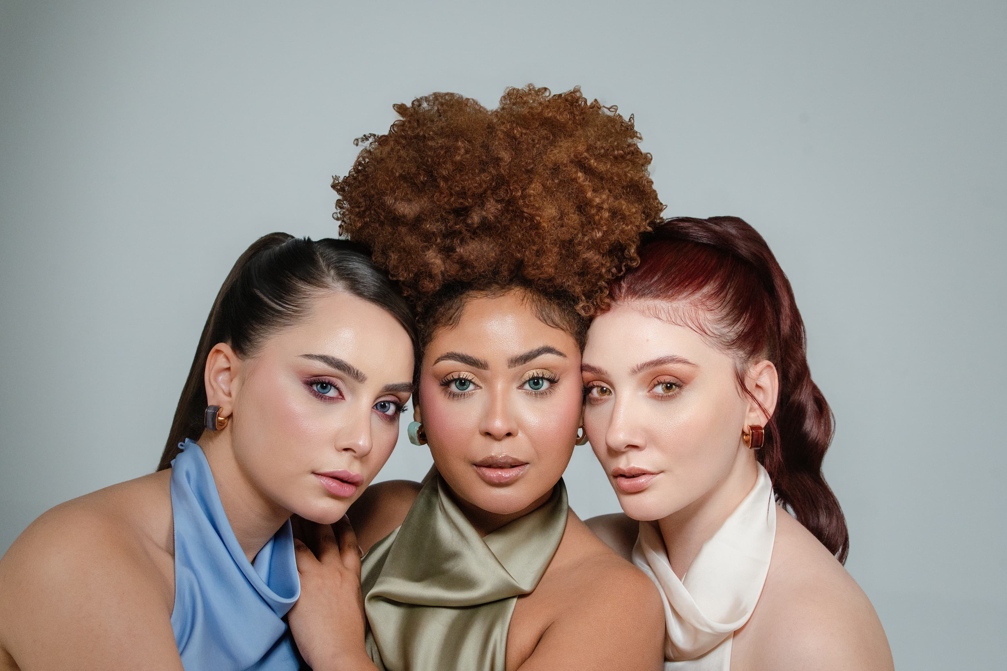 Trois femmes portant des lentilles de couleur I SEE color